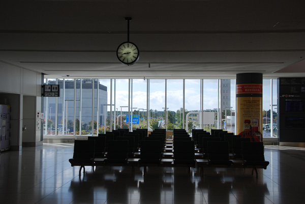sventang.com_airasiaX_sapporo_mediatrip_newchitoseairport_glasswindow
