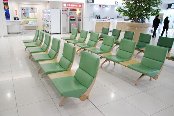 sventang.com_airasiaX_sapporo_mediatrip_newchitoseairport_terminalfurniture