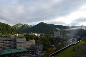 温泉旅馆客房外的风景。